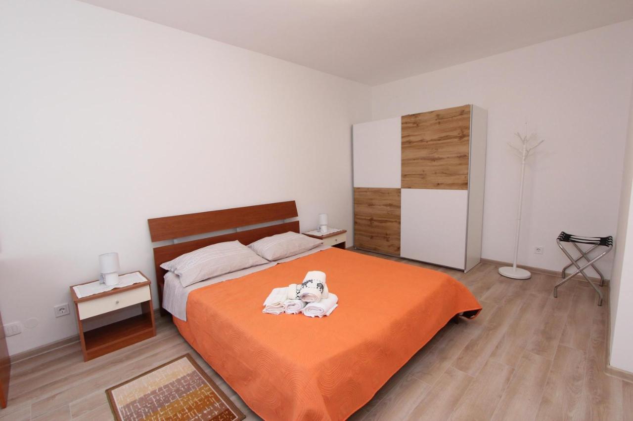 Apartments Eni ロヴィニ エクステリア 写真