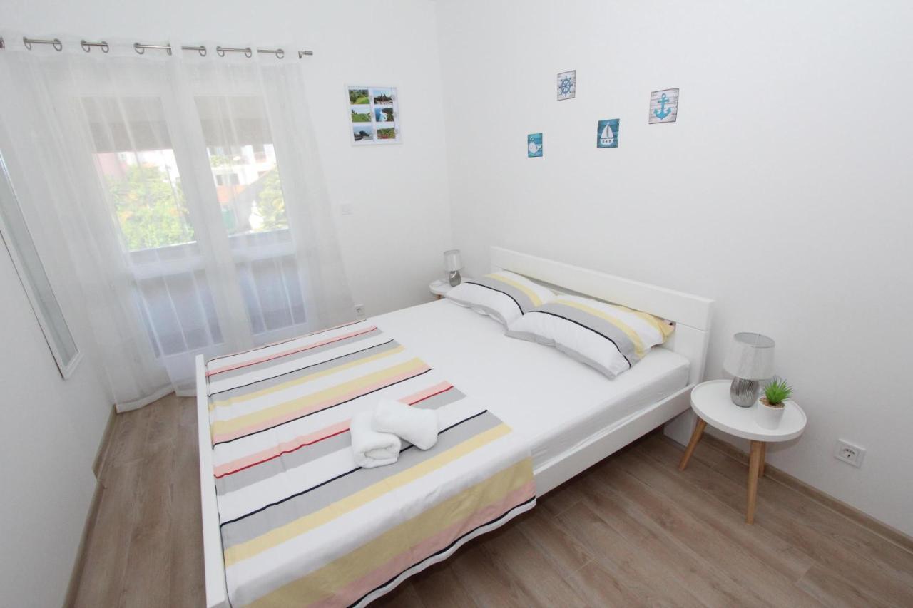 Apartments Eni ロヴィニ エクステリア 写真