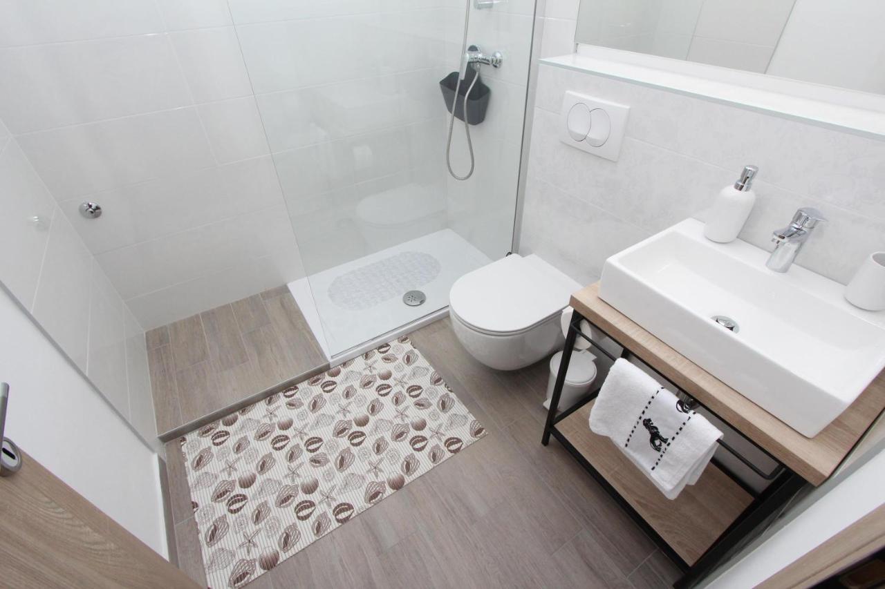 Apartments Eni ロヴィニ エクステリア 写真
