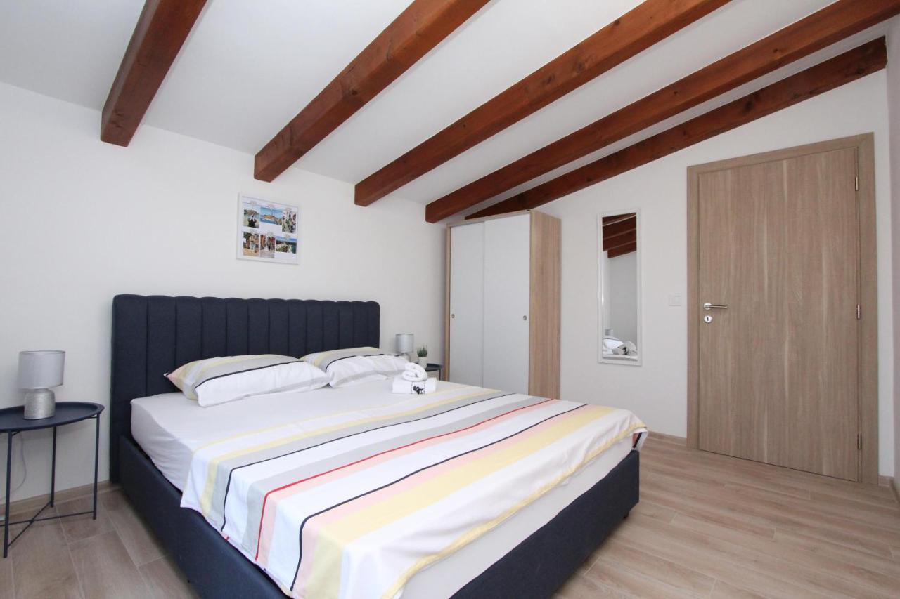 Apartments Eni ロヴィニ エクステリア 写真
